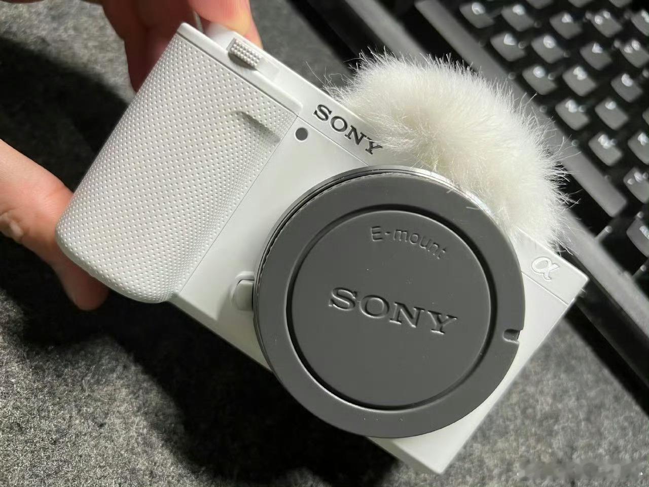 为什么数码产品白色更贵 一个是白色工艺的良品率会更低，所以成本会相对更高一点。第