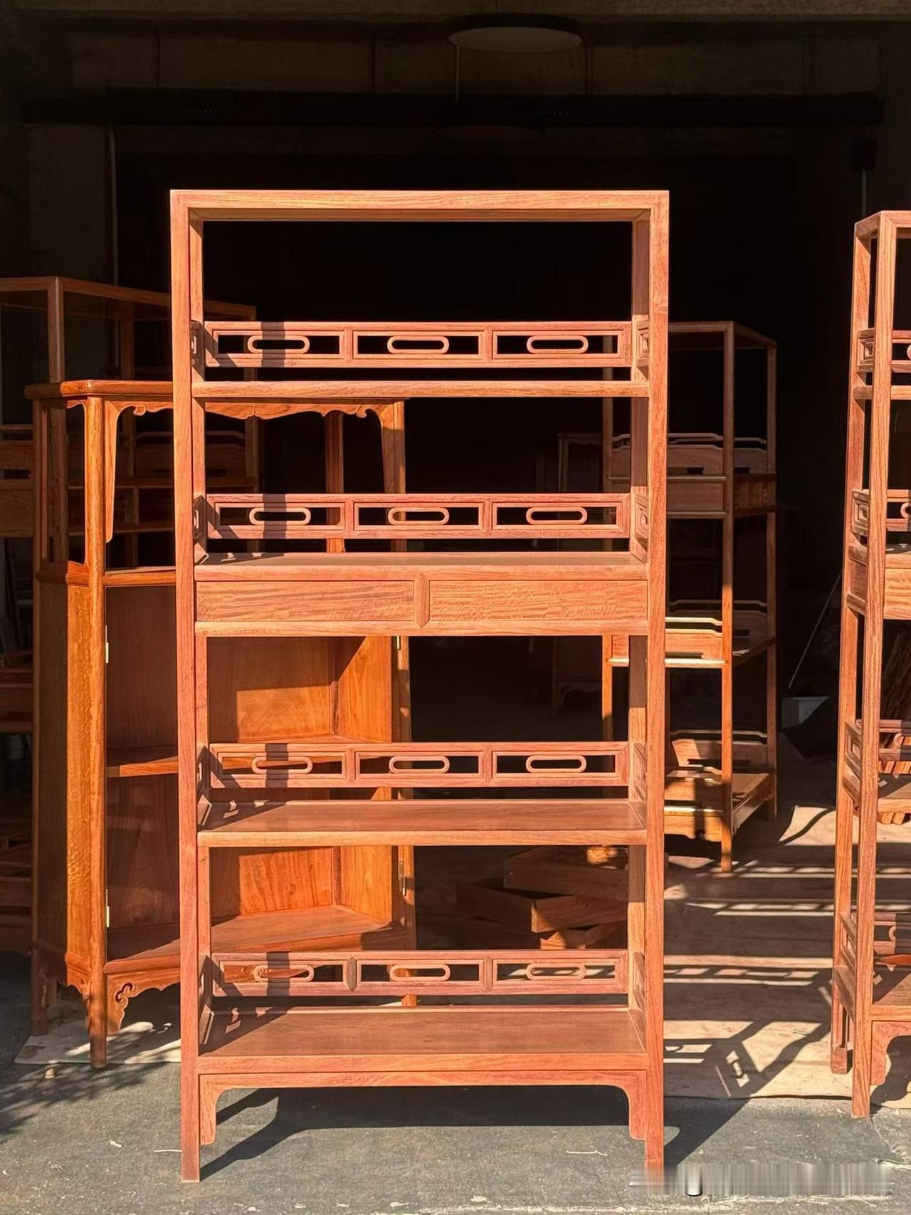 缅甸花梨制•经典款～四层书架（全独板）

出自『田家青/明韵家具作品集』

规格