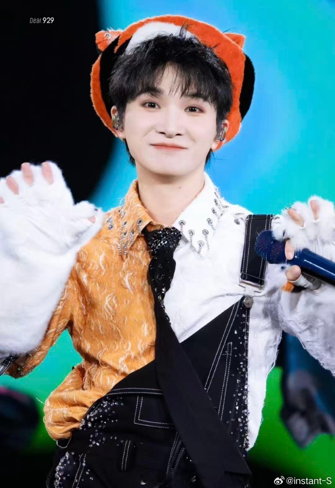 周深简直是“宠粉狂魔”呀！新歌刚在音综露面，转头就搬到合肥演唱会，现场版比节目还