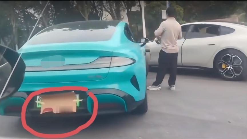 两台某粮电车又以一种大家意想不到的方式打上招呼了。这应该不是该品牌本月第一起同品