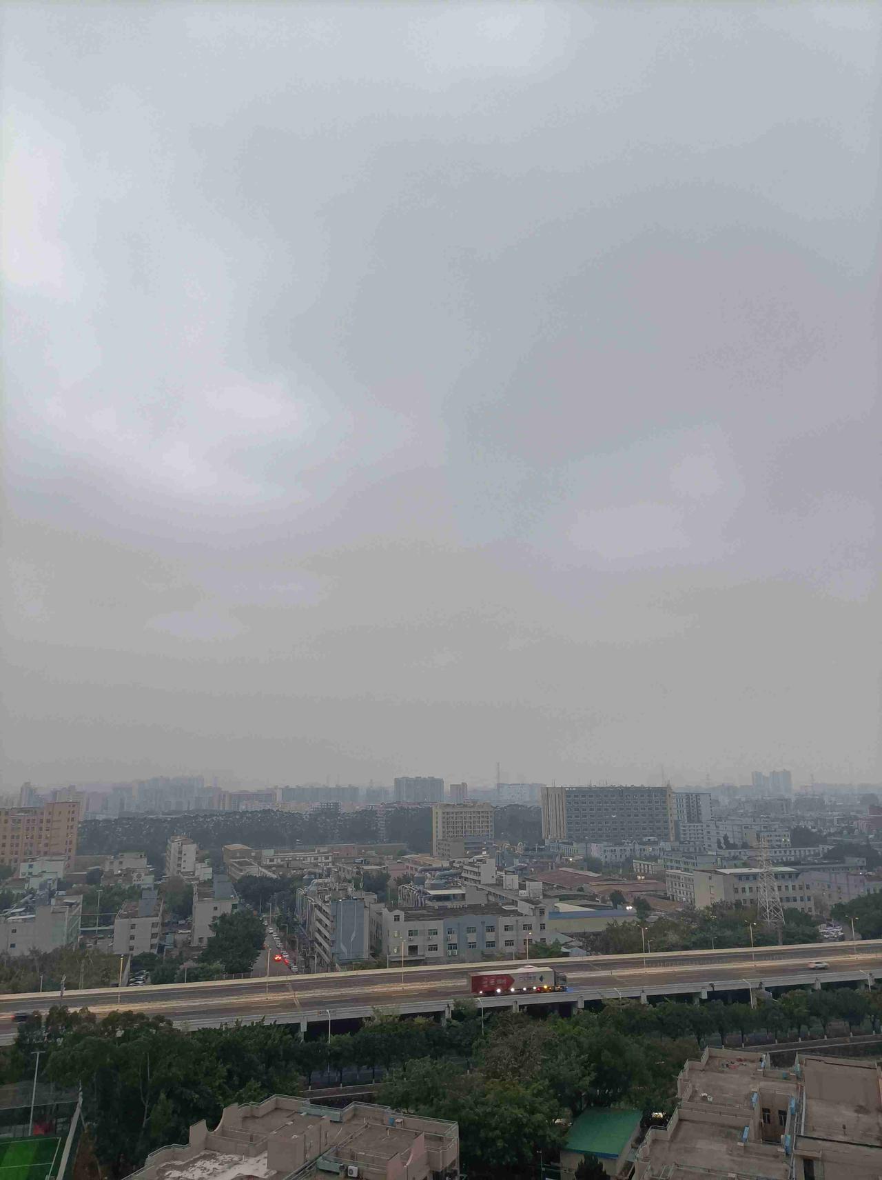 我的今日状态：😁轻松愉快
我这里的天气：🌤️多云！今日深圳小雨转多云，气温1