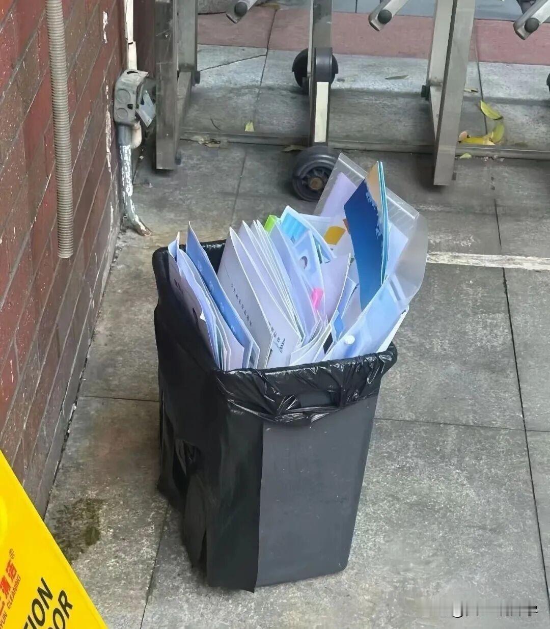 据说，这是近日广州市第十六中学校庆日现场被拍到，家长精心准备的简历都被扔进来垃圾