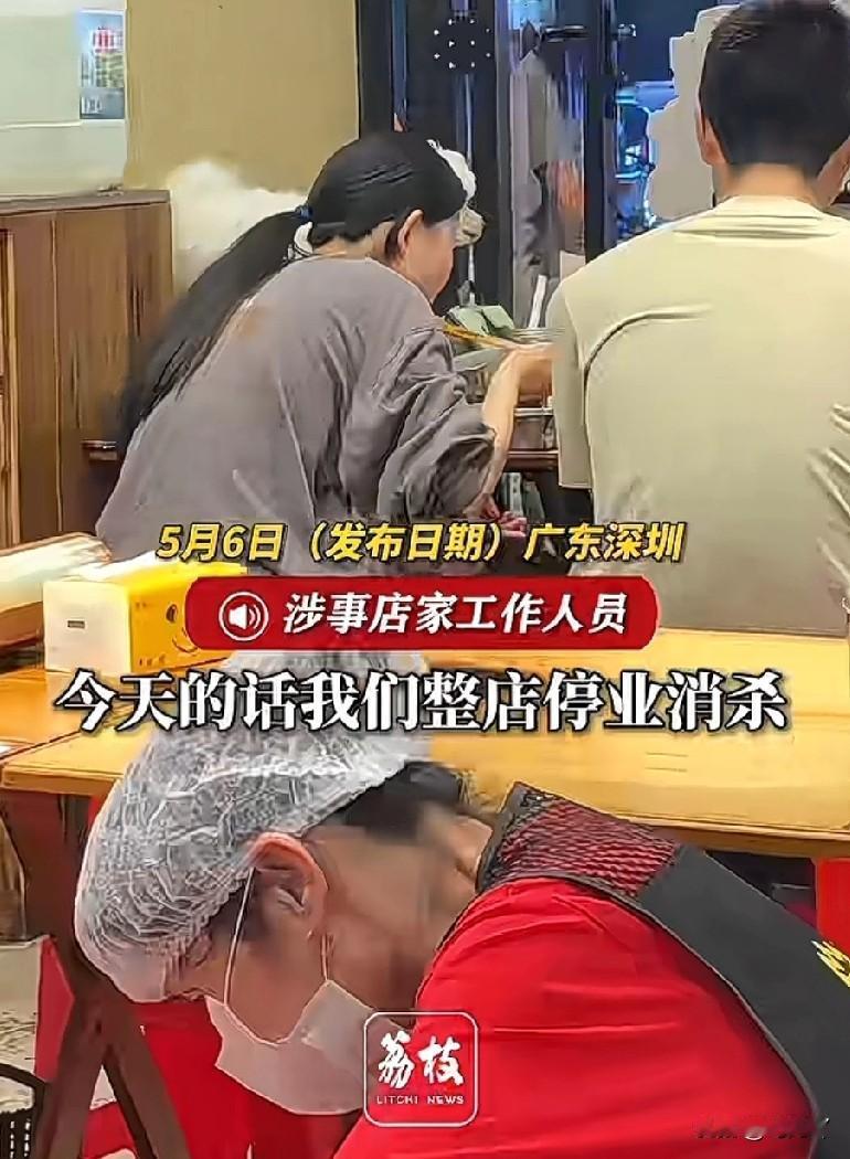 狗在饭店餐桌上和主人一同吃饭，或者狗主人直接用公共餐具投喂，饭店工作人员却说没看