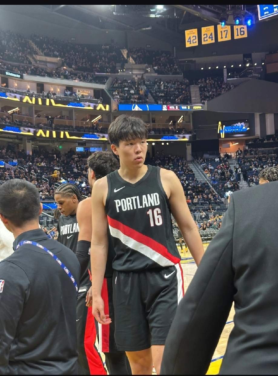 波特兰开拓者 杨瀚森打混音队比赛，就是这样，全场几乎摸不到球。只能抢前板得分，半