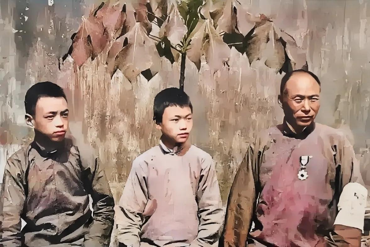 1940年，安徽合肥，大汉奸高志忠，一张罕见的家庭照，面对镜头他一副志得意满的神