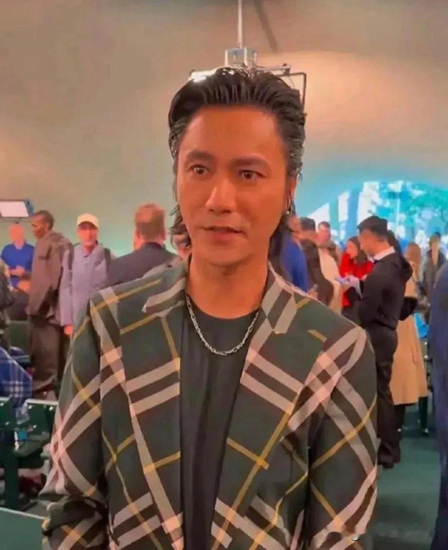 表情像蜡像馆里的蜡像……！整成老娘们了，提起他的作品，大家最先想到的肯定是《金粉