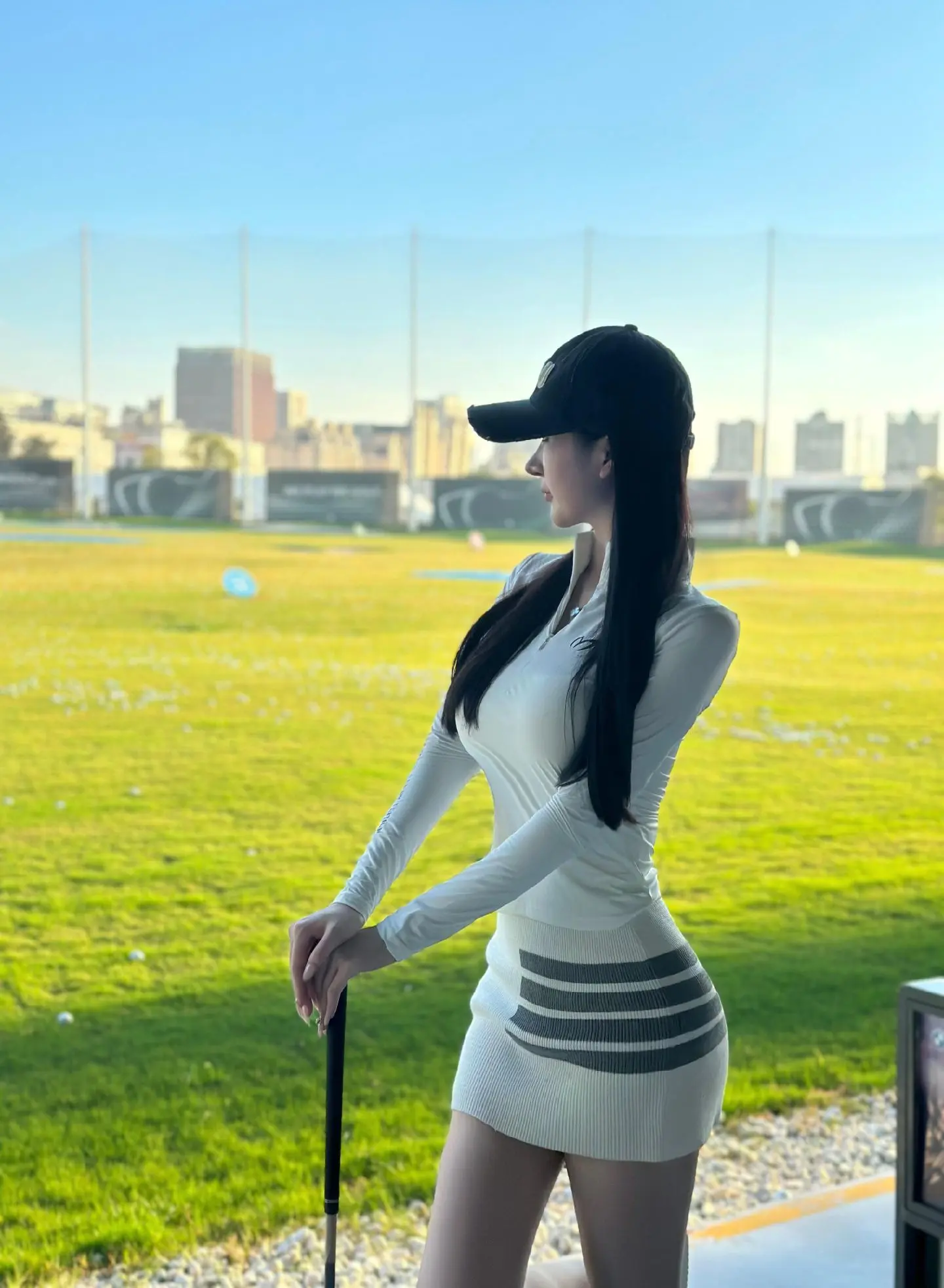 “后来我拼命赚钱 不为别的 只为报答我那些抬不起头的日子”