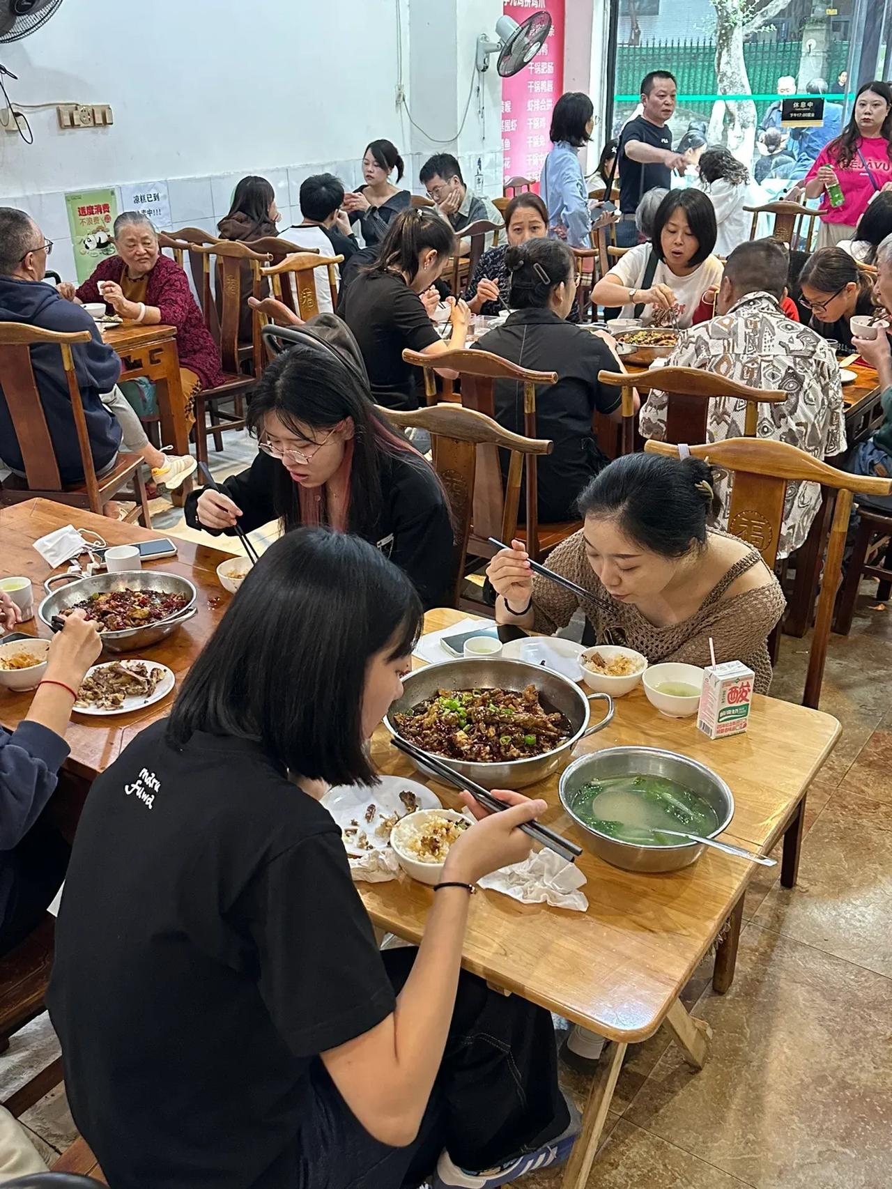 多少次来玉林就为这一口。。。

开了快二十年了的罗姐还真不是吹的
推荐你们点竹笋