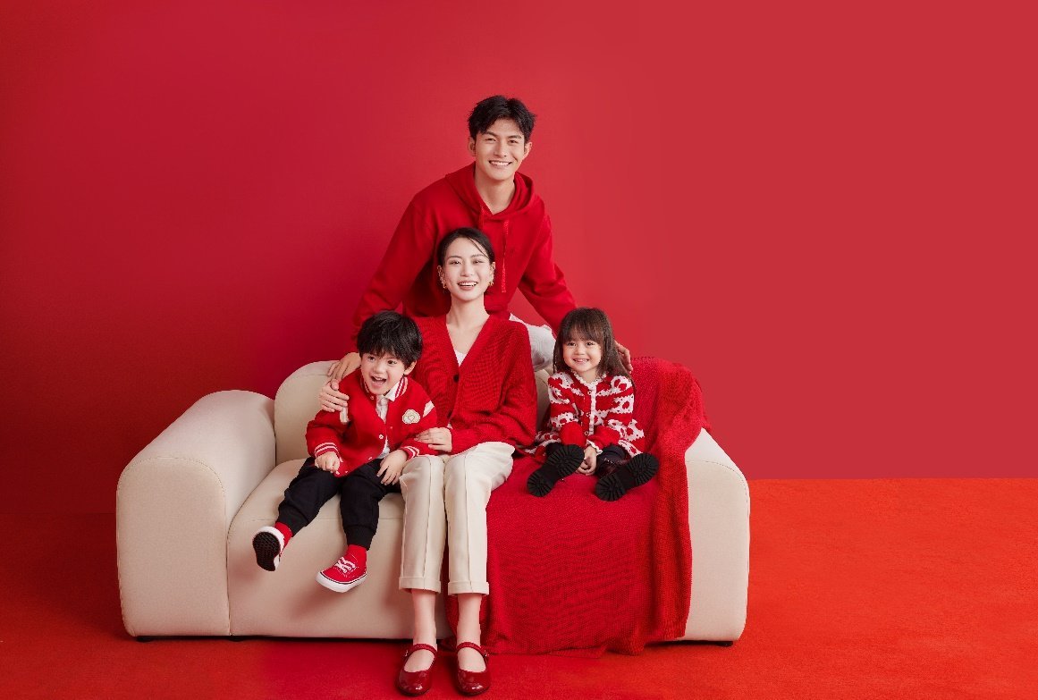 #女生为全家买新衣拍全家福#新年新衣，中国人都注重过年的喜庆氛围，因此在着装上也