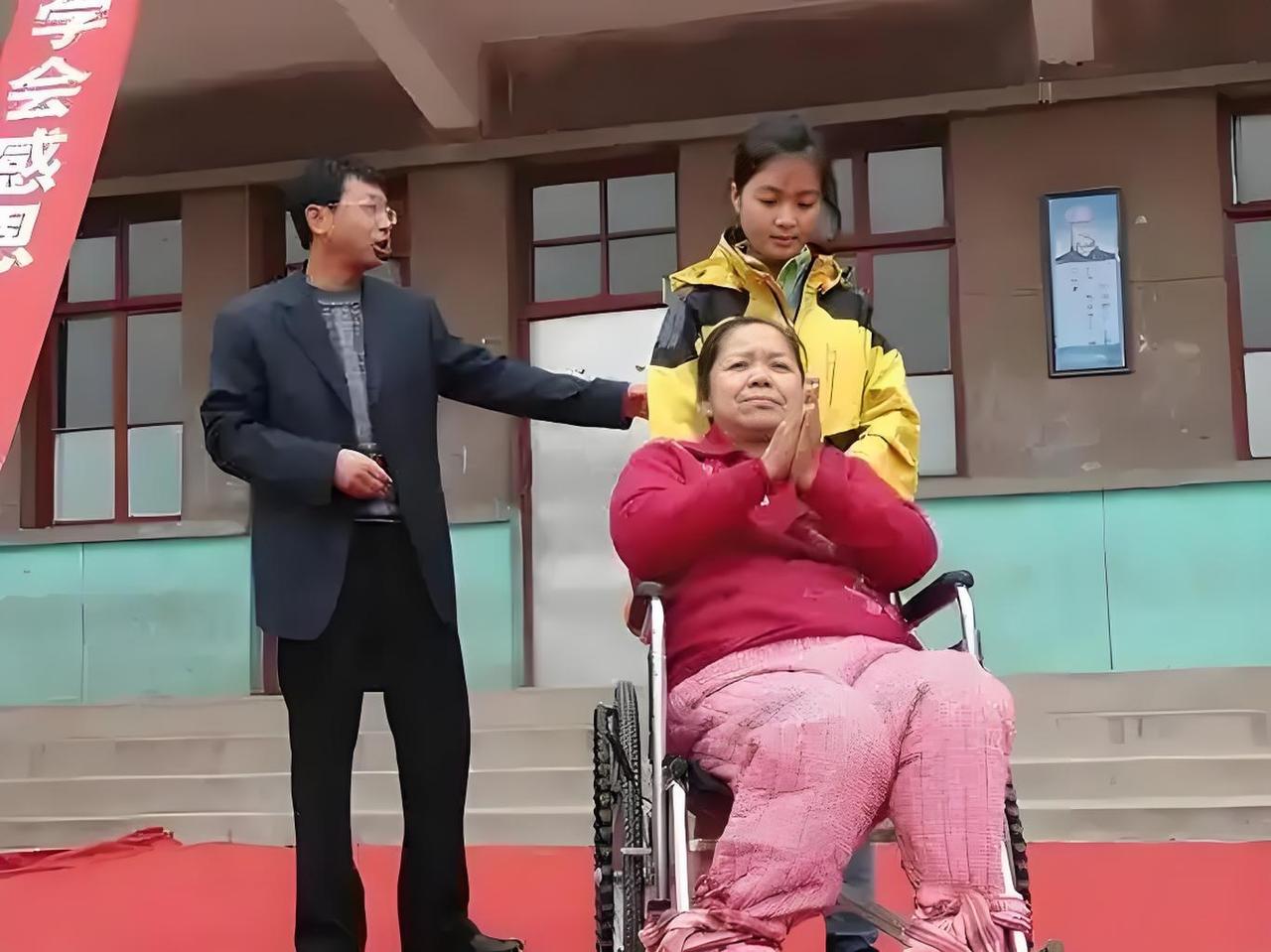 带着瘫痪养母上大学的女孩孟佩杰：褪去光环，坚守平凡温暖人间
 
那个当年带着瘫痪