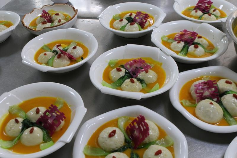 一场好的婚宴，菜品的品质至关重要。我觉得，种类丰富是首要条件。比如有象征吉祥的红