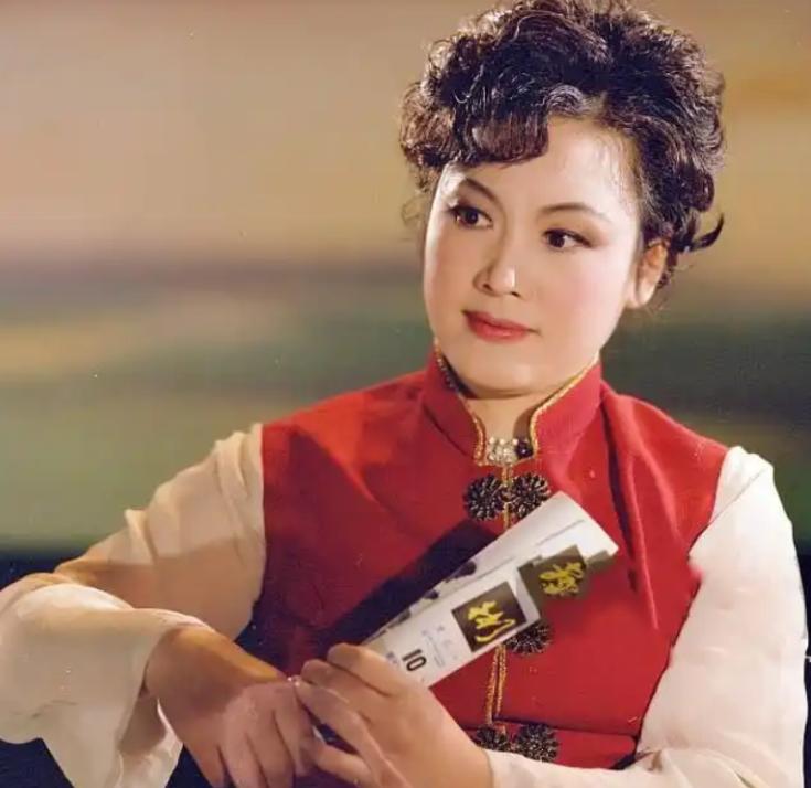 2000年，李谷一实名举报东方歌舞团团长田玉斌腐败。田玉斌得知被李谷一举报后恼羞