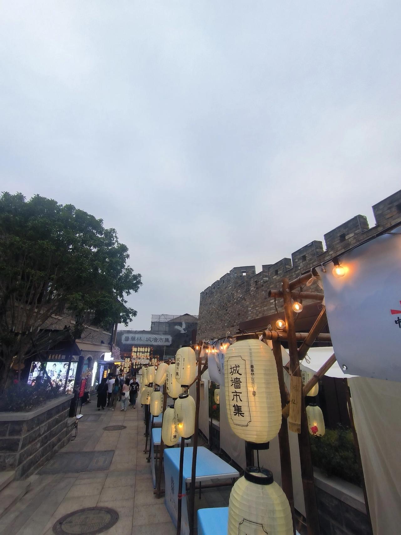 灯笼高挂城角，古韵飘香入梦来。湖北省中医院凤凰门诊旁边就是著名的网红打卡地昙华林