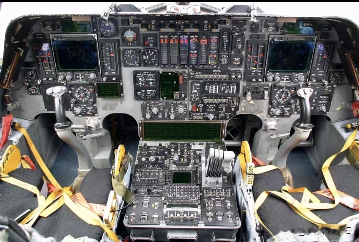 这是轰炸机的驾驶室！看看，要什么文化才能驾驶！