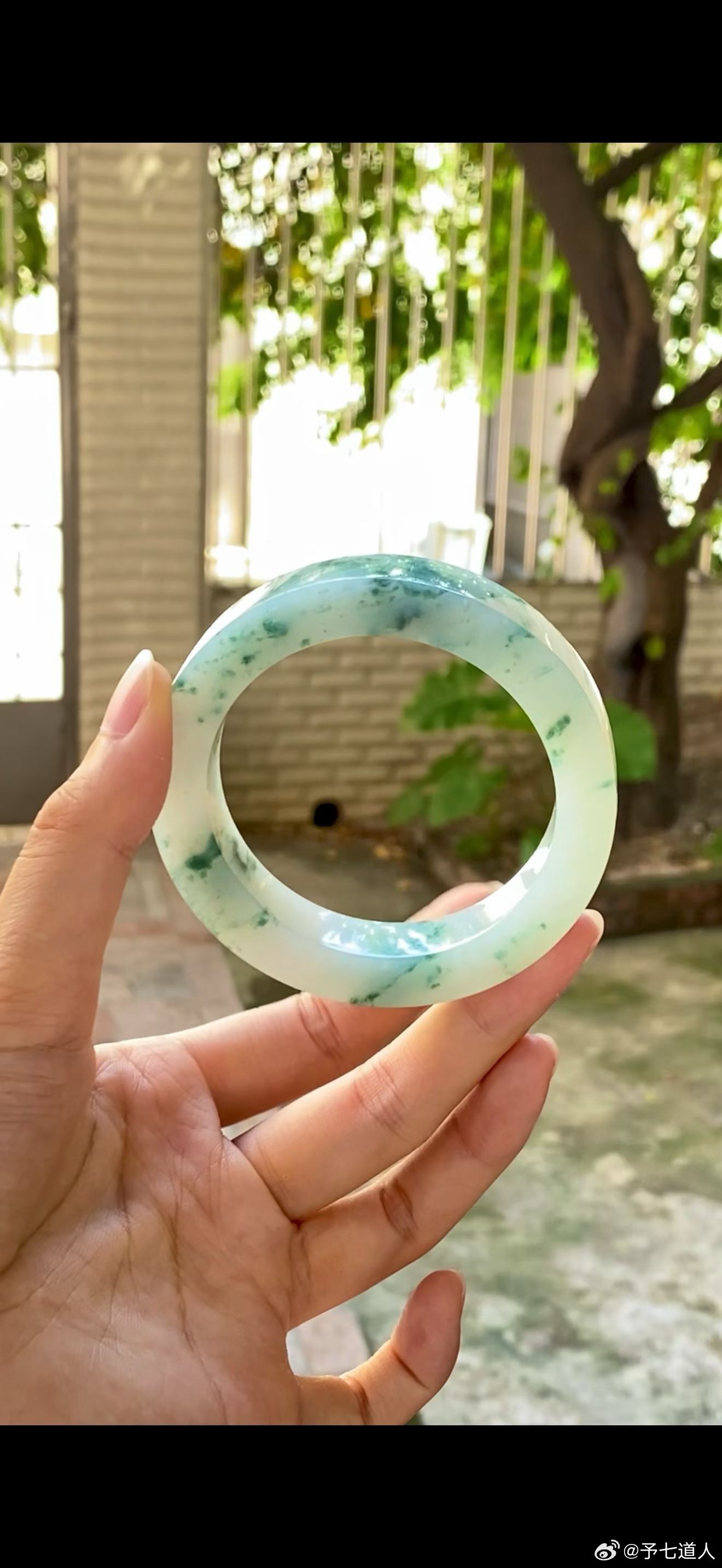 翡翠到了没色差没换货，替大家想买翡翠怕被骗的趟过水了，大家可以放心冲！翡翠不如金