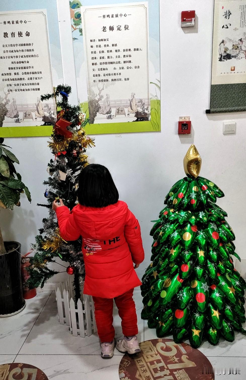 当换季时发现小的衣服和鞋子时才意识到又长高了；当发现她用小本写日记时，不再叽叽喳