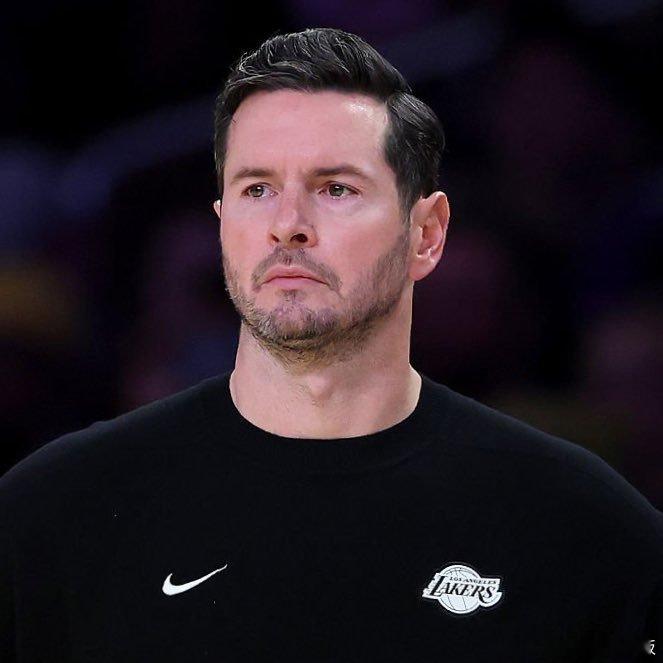 湖人在12月份的防守效率排全联盟倒数第二。 