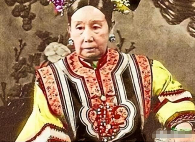 1900年，慈禧逃至山西首富乔致庸家中。当慈禧向他借款十万两时，乔致庸却突然跪倒