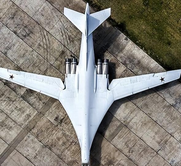 很多人都疑惑，俄罗斯的经济体量常年处于中下游水平，常规军备更新速度缓慢，部分装备