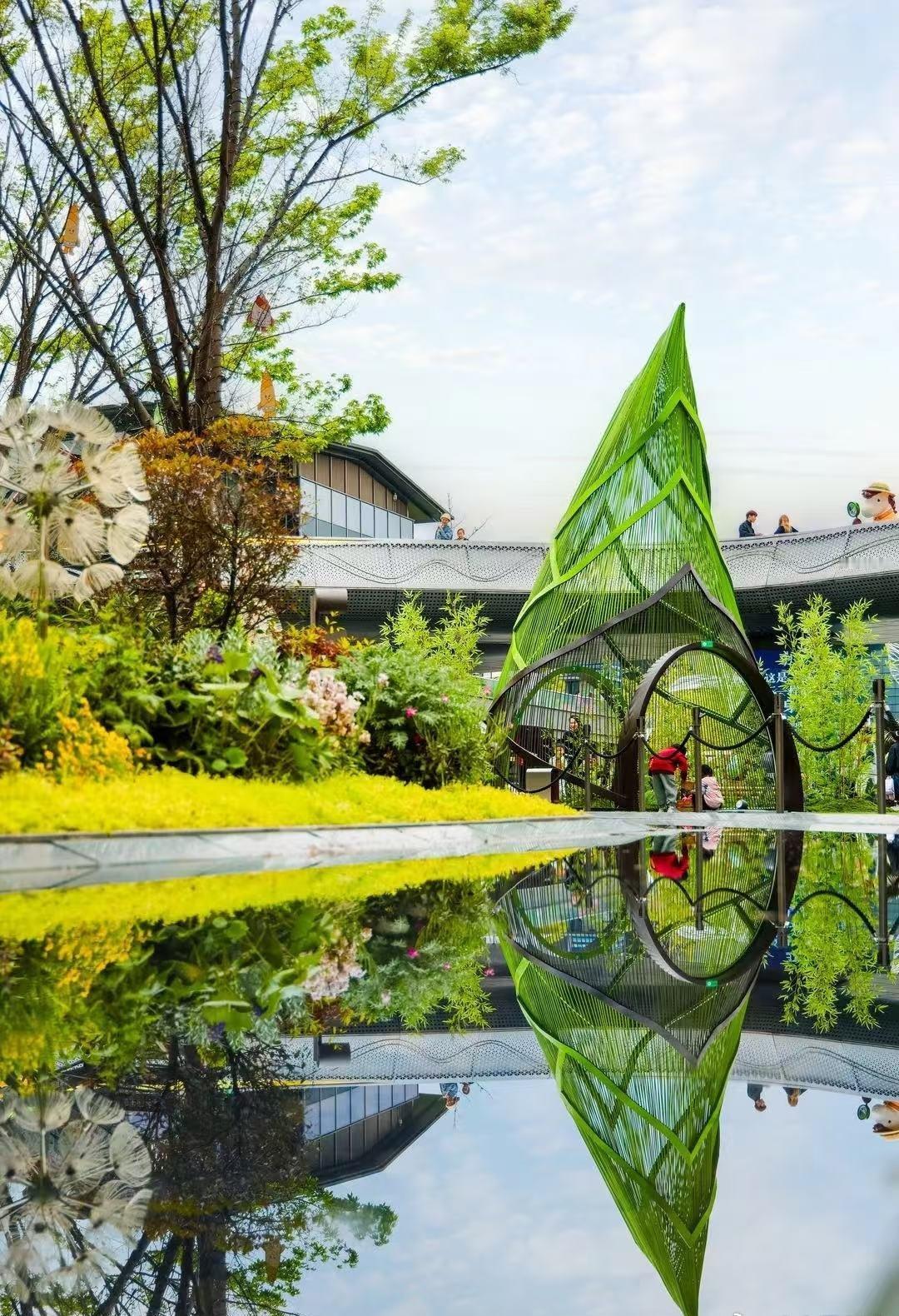 当全民环保的风吹到杭州春天】春风拂遍杭城，绿意浸润街巷，一股全民环保的新风悄然席