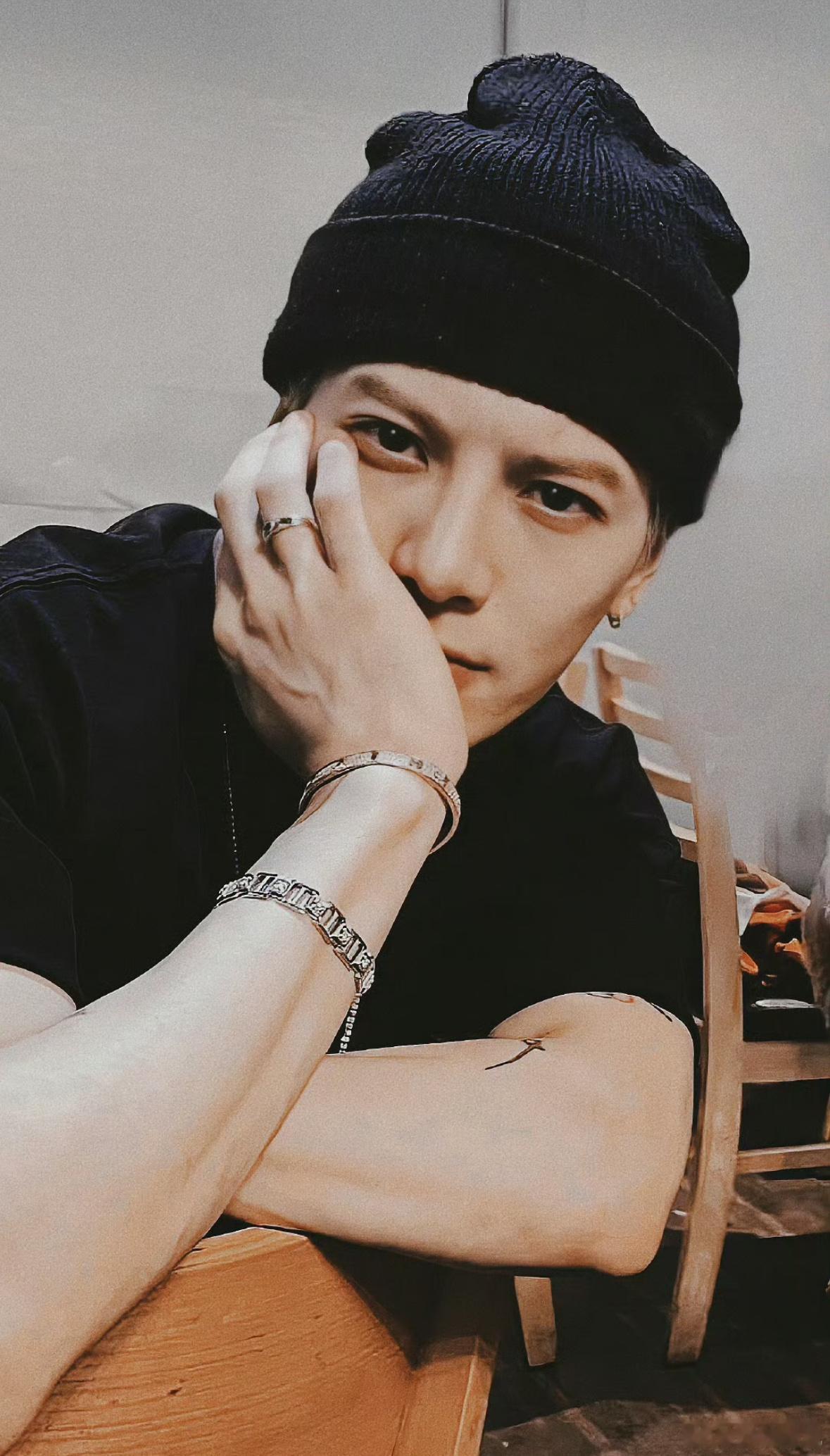 巴黎的街头因为王嘉尔的可爱而变得格外温馨，他就像一个可爱的暖阳，温暖着大家的心！