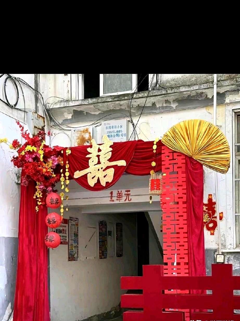 十八万彩礼都谈好了，婚礼当天还临门加两万，这事放谁身上不窝火？
现场那叫一个尴尬