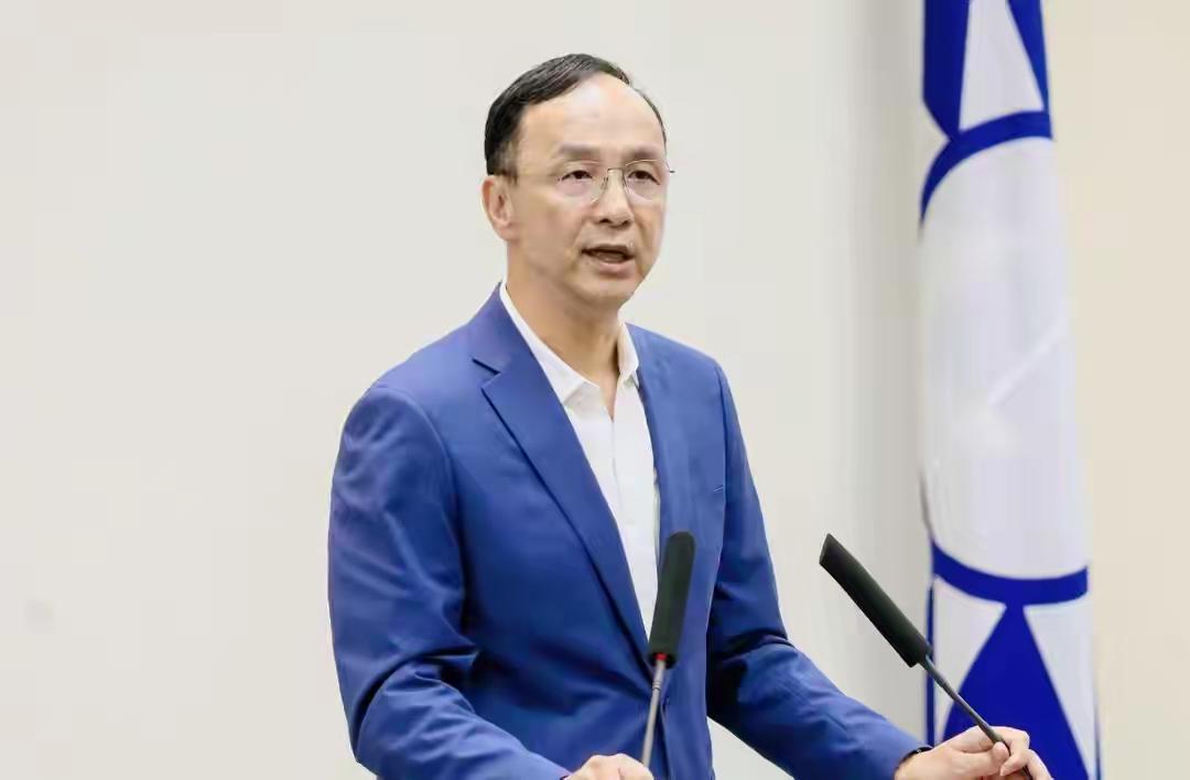 朱立伦又出来刷存在了！就在15号，朱立伦与美在台协会的谷立言见面，双方还合影。