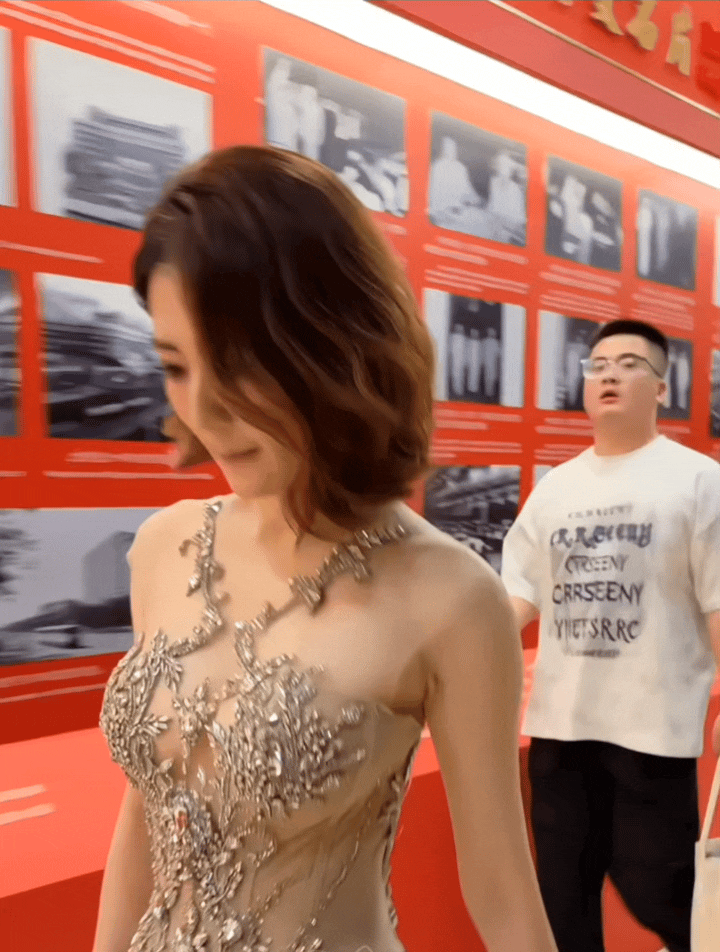 徐璐瘦成这样了，但穿上这套裙子看上去很性感！