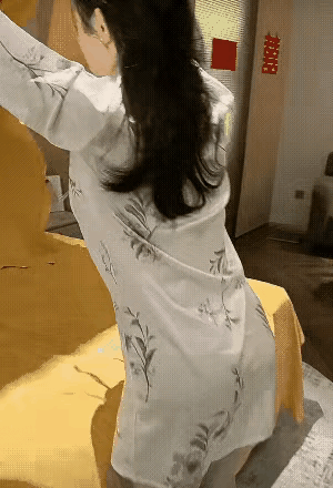 燕尔新婚，小俩口还在蜜月之中。

房门上的红喜字，还新艳夺目，新房里弥漫着新婚的