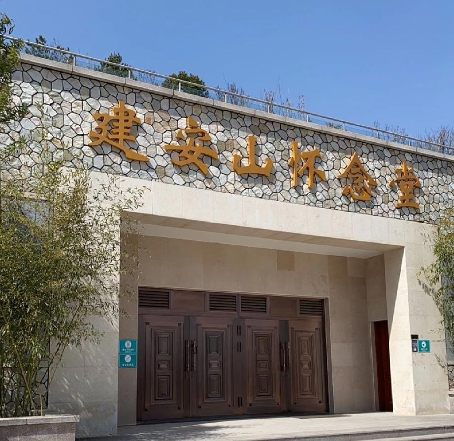 青岛市崂山区王哥庄那边的葬礼真简单，可以说毫无仪式感，人去世了就像扔垃圾一样很快