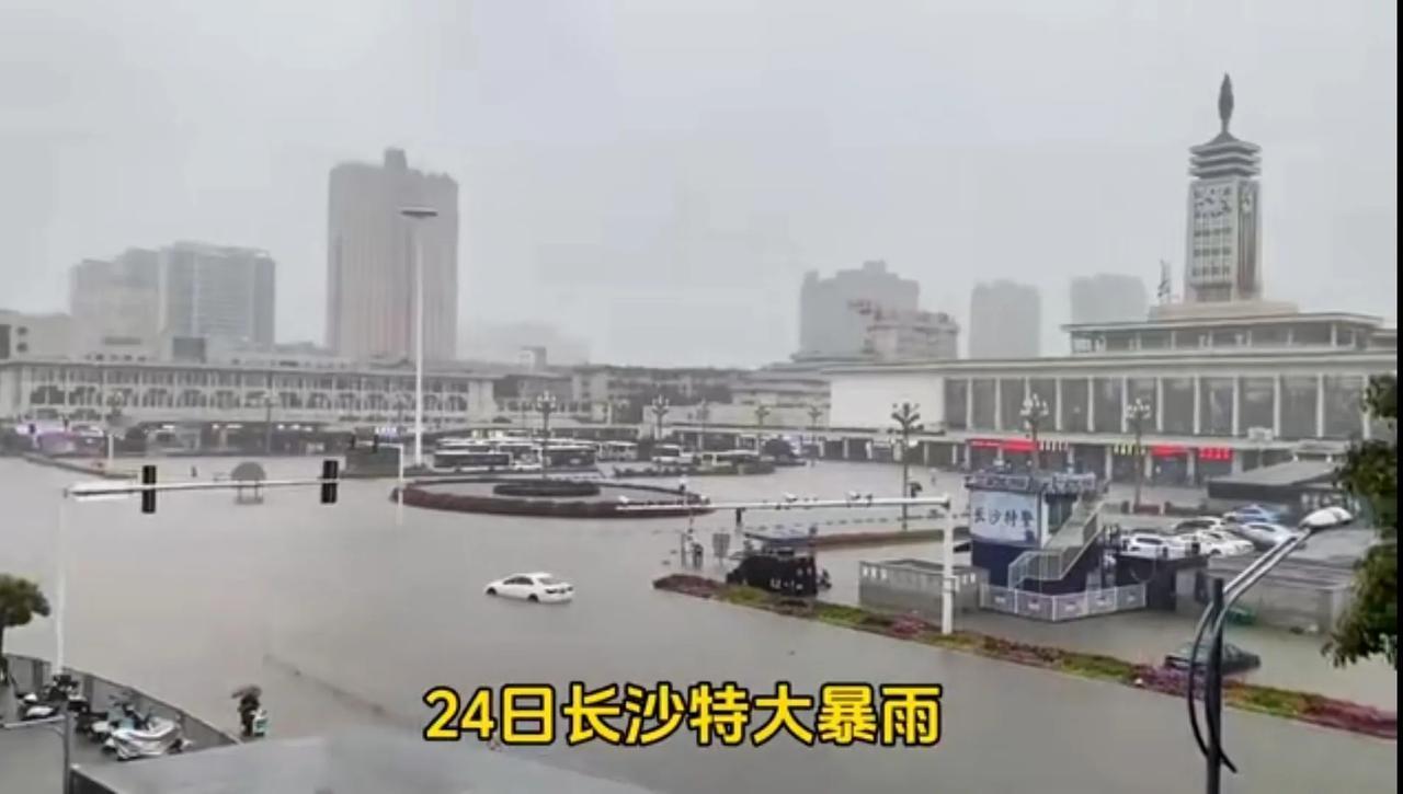 长沙大暴雨！！！
买车的同志们一定要买“涉水险”，不要抱着侥幸心理。