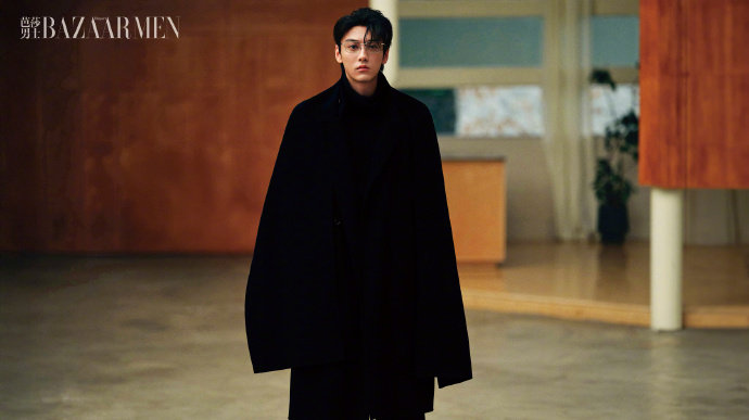 田栩宁黑斗篷满分犹豫帅气感的田栩宁上线啦，田栩宁故事的开展静待破译。期待住正式官