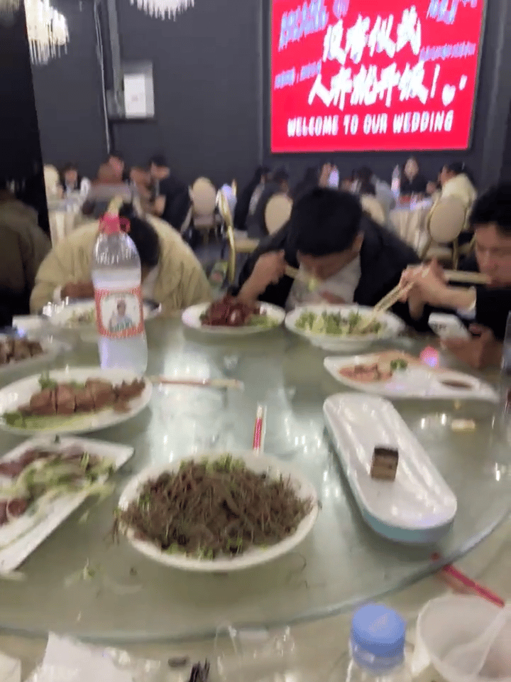00后的婚礼就是这么松弛。
但是大家都吵翻了，
有人说：没毛病，现在婚礼花个老大