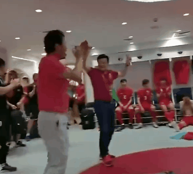 中国足坛天要亮了!
随着几轮反腐的判决，中国足坛这辆深陷泥淖的车，开始缓缓驶出泥
