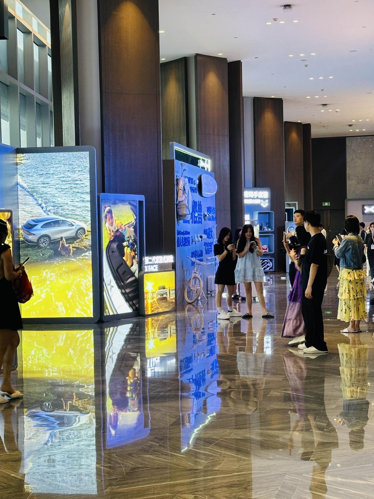 虽然不懂为什么要在酒店开发布会，在我记忆中在酒店包下半个长廊或者宴会厅的发布会，