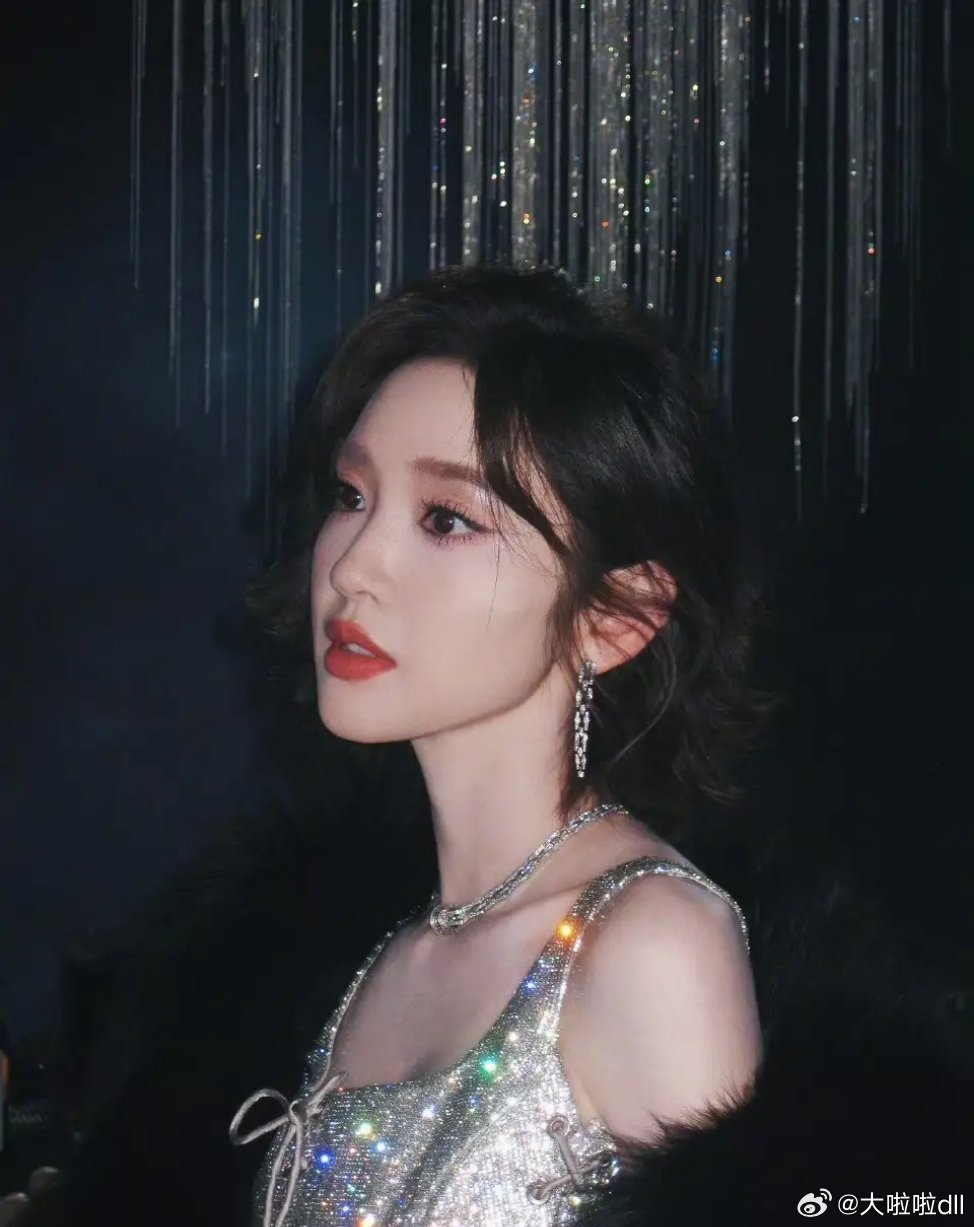 张若昀发唐艺昕直拍 张若昀晒出唐艺昕《乘风2026》舞台直拍，配文全是骄傲与支持