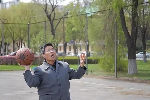 2000年，哈尔滨一名26岁男子的心脏被成功移植给57岁的杨孟勇，然而杨孟勇出院