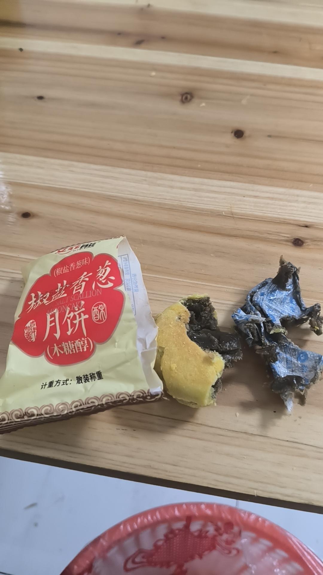 发一张图片，让我猜出你在哪里拍的要不要打120！！买了个饼吃出来个烂掉的干燥剂！