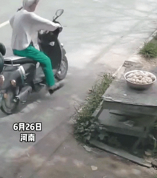 河南住户家门口晾晒一盆大蒜，万万没想到被路过骑车的女子一眼盯上。起初大家都以为她
