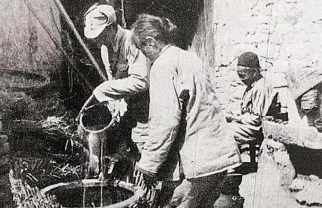 1940年，山东一位大娘给八路军端来香喷喷的煎饼，饥饿的战士们狼吞虎咽。班长啃了