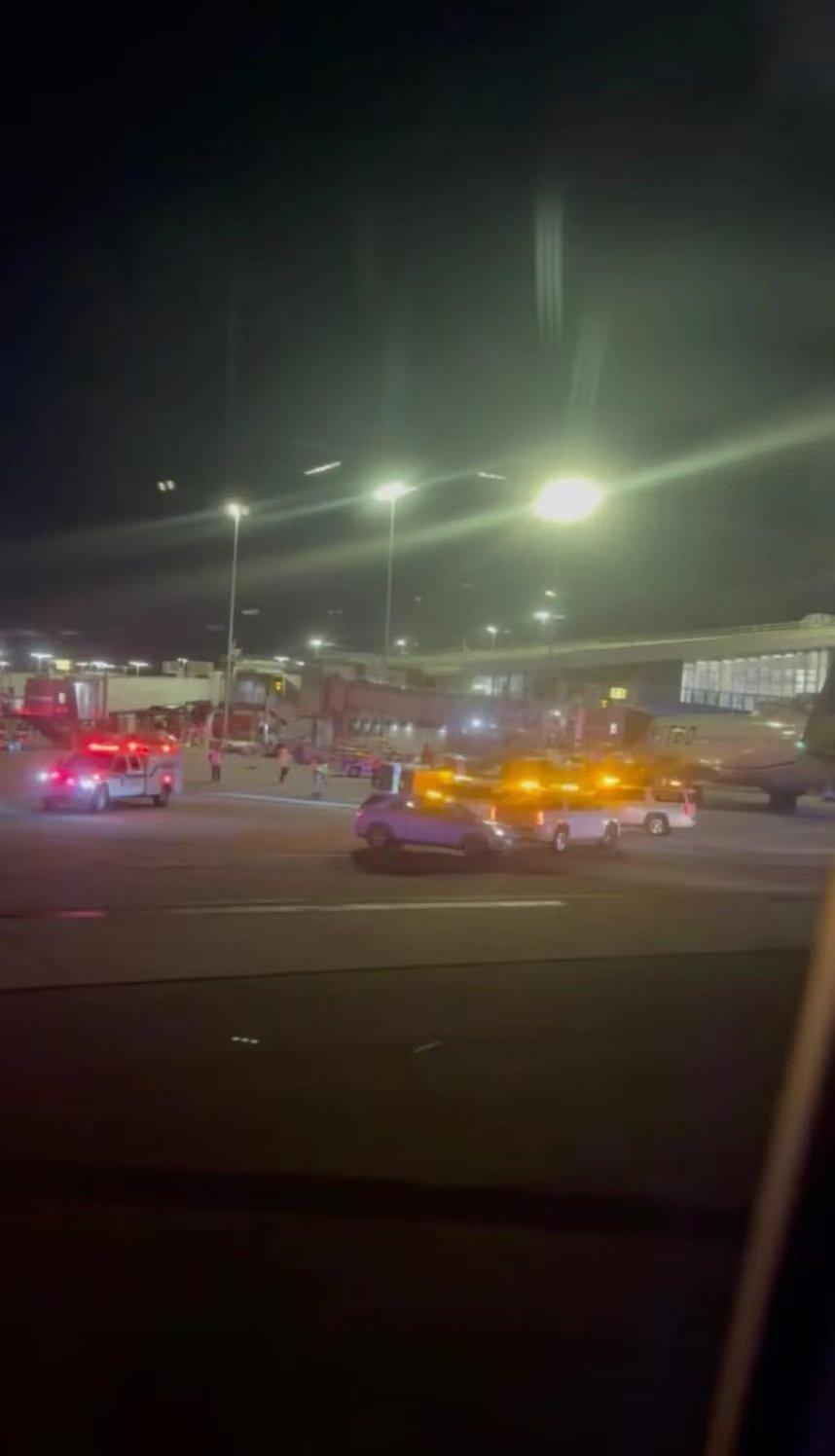 【美国纽约两架联合航空客机发生地面擦碰事故】美国2客机发生地面擦碰事故央视记者获