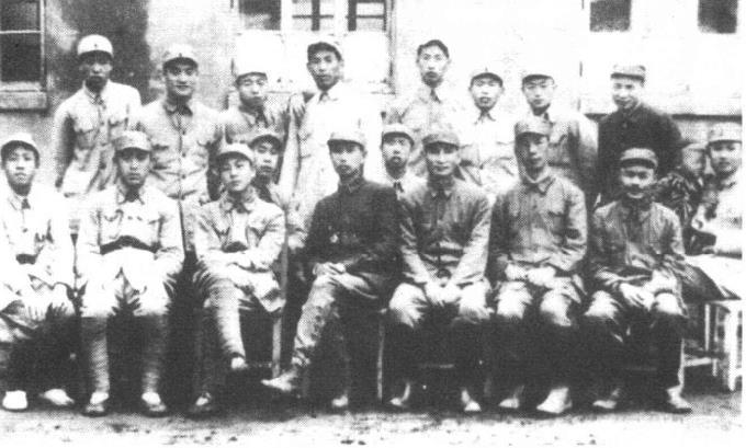 1947年，罗舜初(右一)、莫文骅、陈云、吴克华等合影于临江。