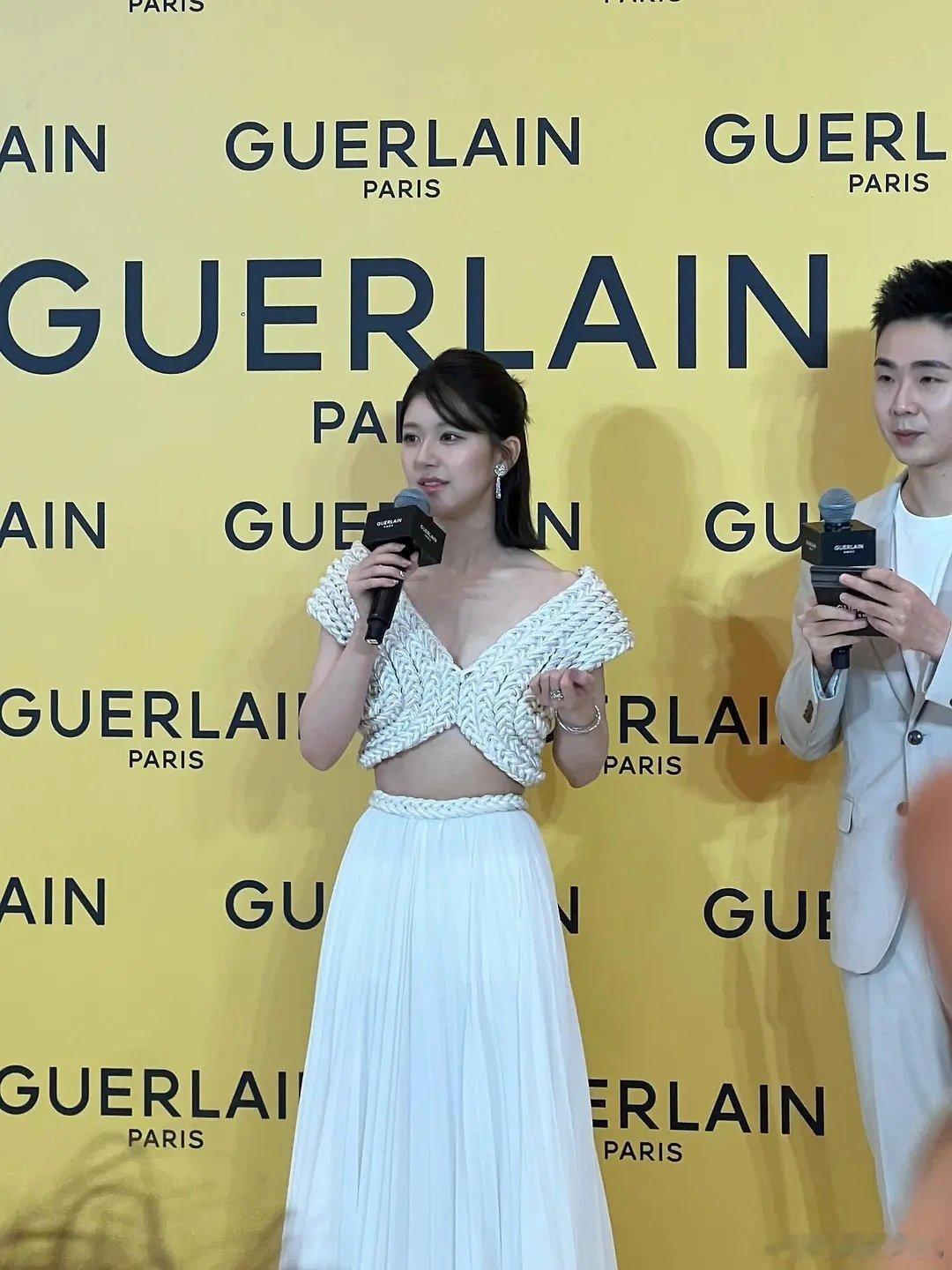 赵露思这个高定好别扭啊 ​​​