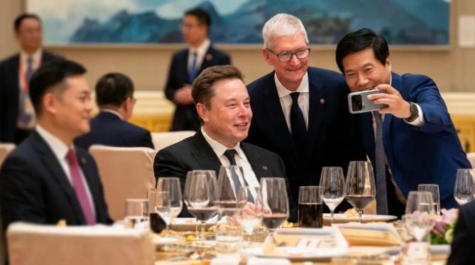 5月15日凌晨，苹果率先降价，华为紧随其后，掀起行业降价潮。
 
iPhone 