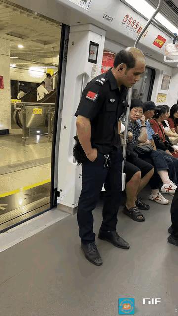 保安大哥
帅气
发型真的很重要[赞][赞][赞]