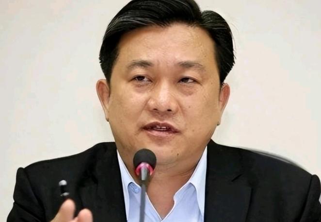 “台独”分子王定宇又开始攻击郑丽文了！4月8日，王定宇声称，郑丽文在中山陵上演哽