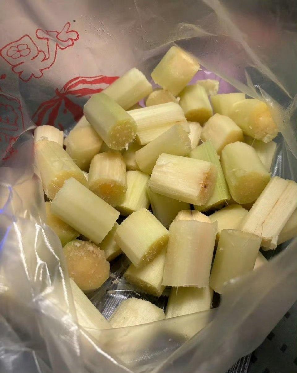 第一个敢啃甘蔗的人，比吃螃蟹的勇多了。
螃蟹好歹是肉，是本能会靠近的东西；甘蔗又