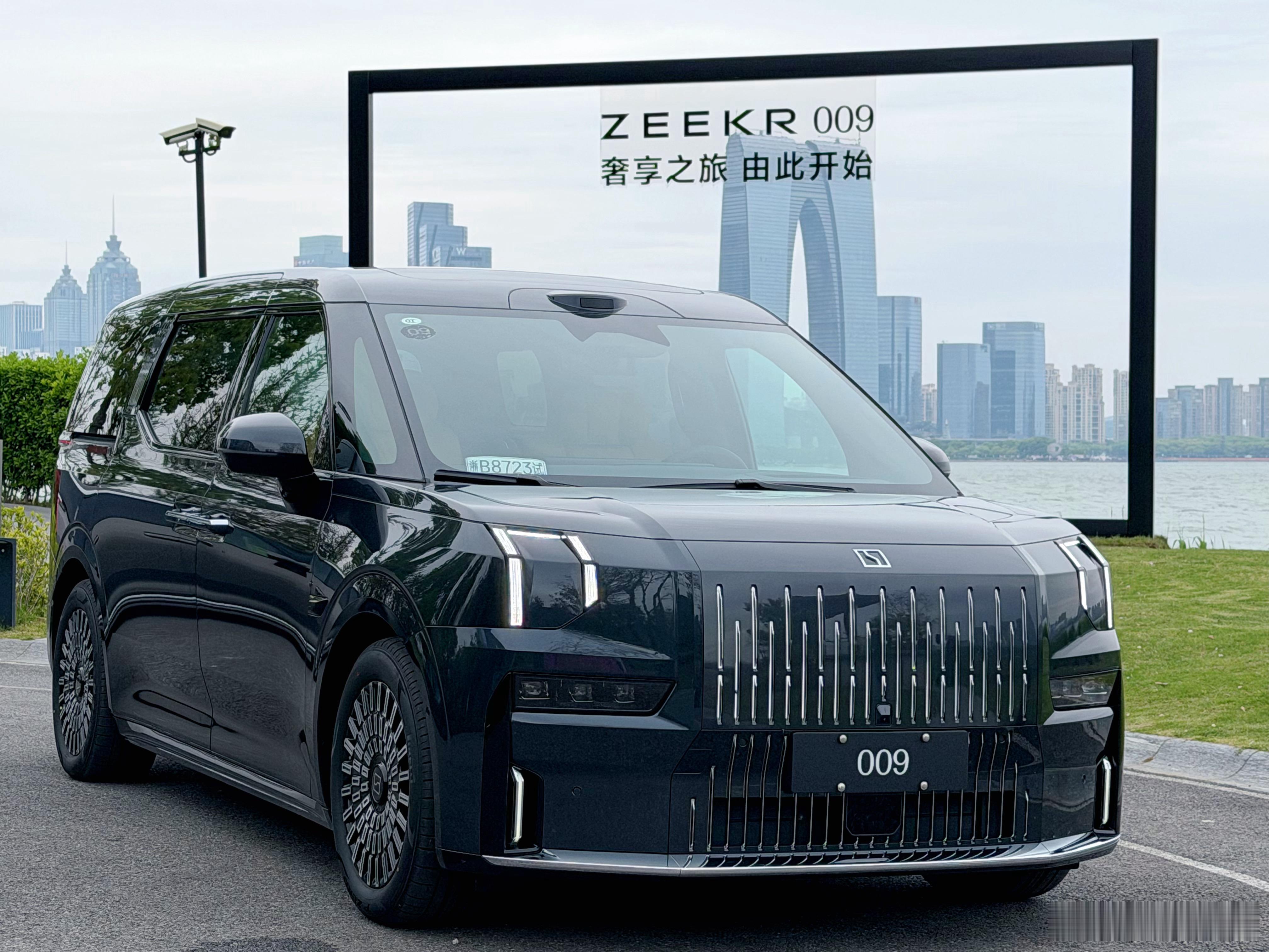 焕新极氪009拍完收工，现在赶去机场，飞回去见客户，签个设计项目，接着明天继续出