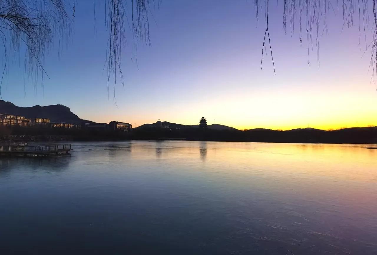 除夕晨曦

除夕晨曦，山亭紫云湖畔，
薄雾轻绕，晨光如织。
湖面波光粼粼，映照着