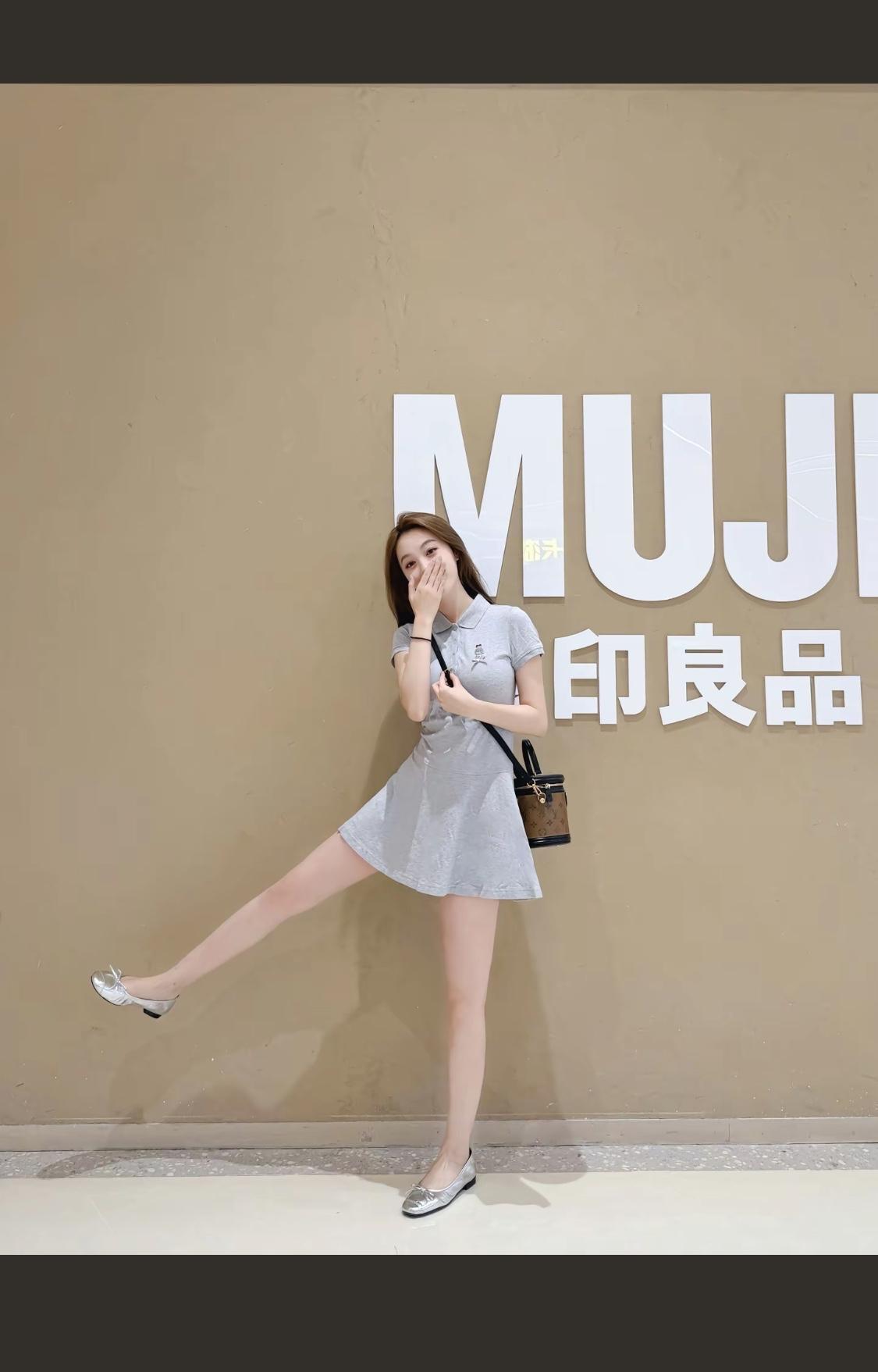 清新简约的日系风，搭配银色平底鞋，轻松出街！👗👠💃🏻